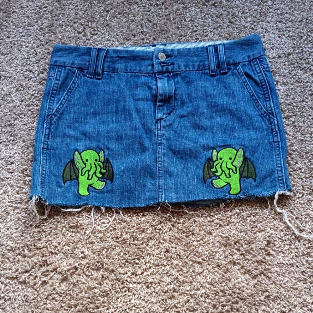 Cthulhu patches cropped mini skirt